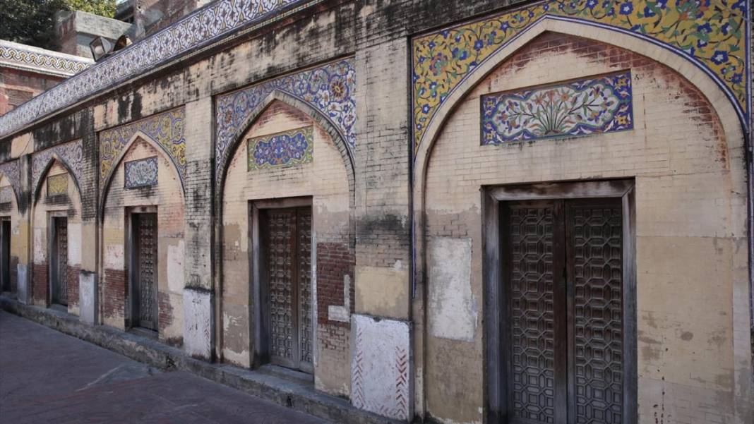 Babürlerin motifleriyle ünlü mabedi: Vezir Han Camii 9