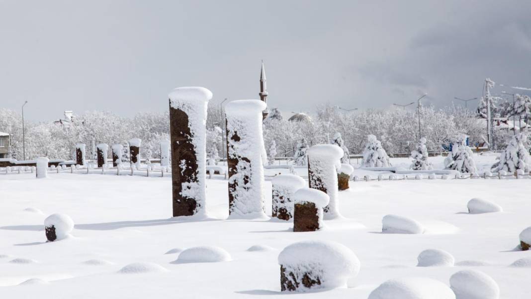 Ahlat'taki Selçuklu Meydan Mezarlığı beyaz kefenini giydi 11