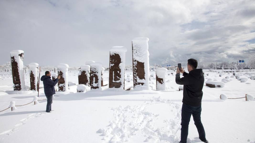 Ahlat'taki Selçuklu Meydan Mezarlığı beyaz kefenini giydi 12