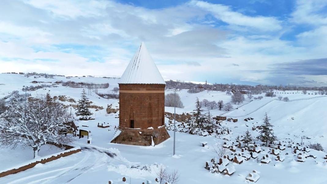 Ahlat'taki Selçuklu Meydan Mezarlığı beyaz kefenini giydi 2