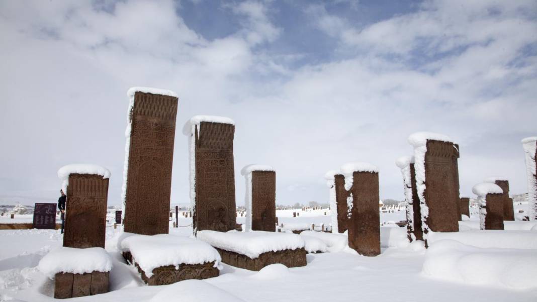 Ahlat'taki Selçuklu Meydan Mezarlığı beyaz kefenini giydi 5
