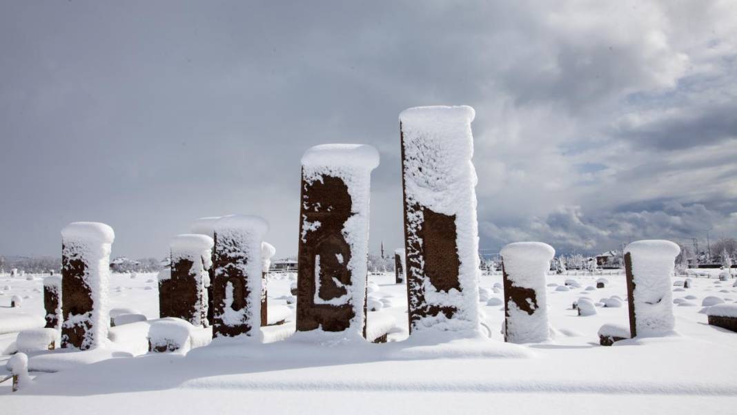 Ahlat'taki Selçuklu Meydan Mezarlığı beyaz kefenini giydi 6