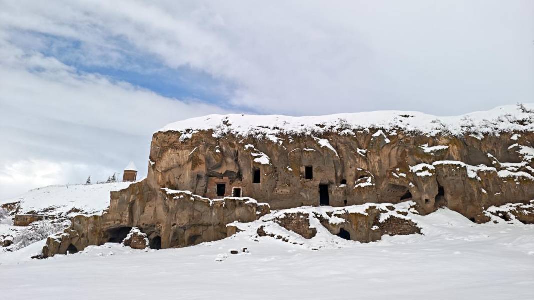 Ahlat'taki Selçuklu Meydan Mezarlığı beyaz kefenini giydi 7