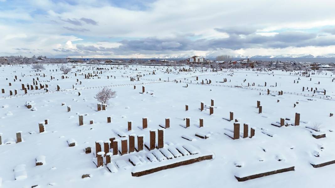 Ahlat'taki Selçuklu Meydan Mezarlığı beyaz kefenini giydi 9