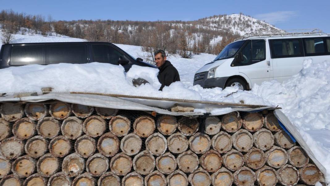 Hizan'ın arı kovanları kar altında korunuyor 1