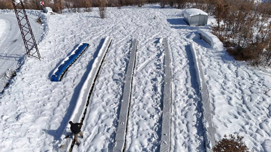 Hizan'ın arı kovanları kar altında korunuyor 11