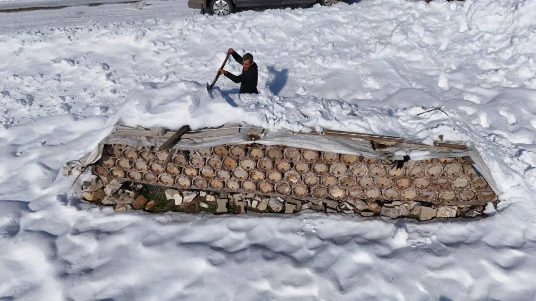 Hizan'ın arı kovanları kar altında korunuyor 13