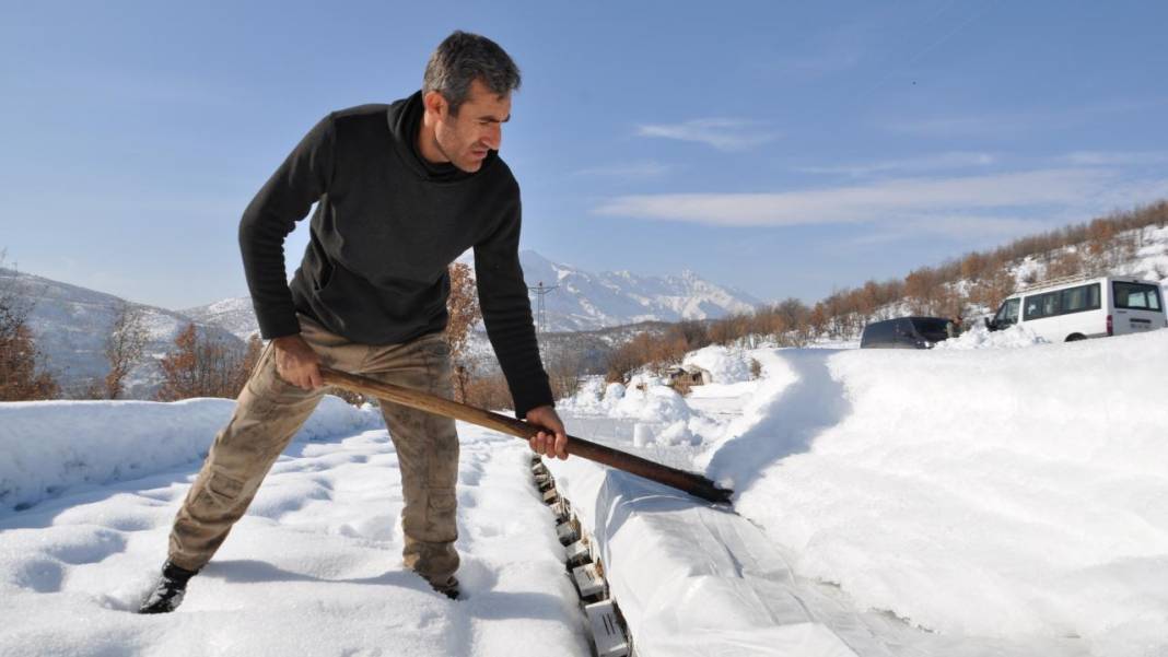 Hizan'ın arı kovanları kar altında korunuyor 3