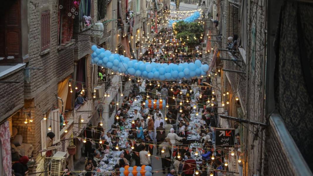 Mısır'ın başkenti Kahire’de binlerce kişiyle sokak iftarı 1