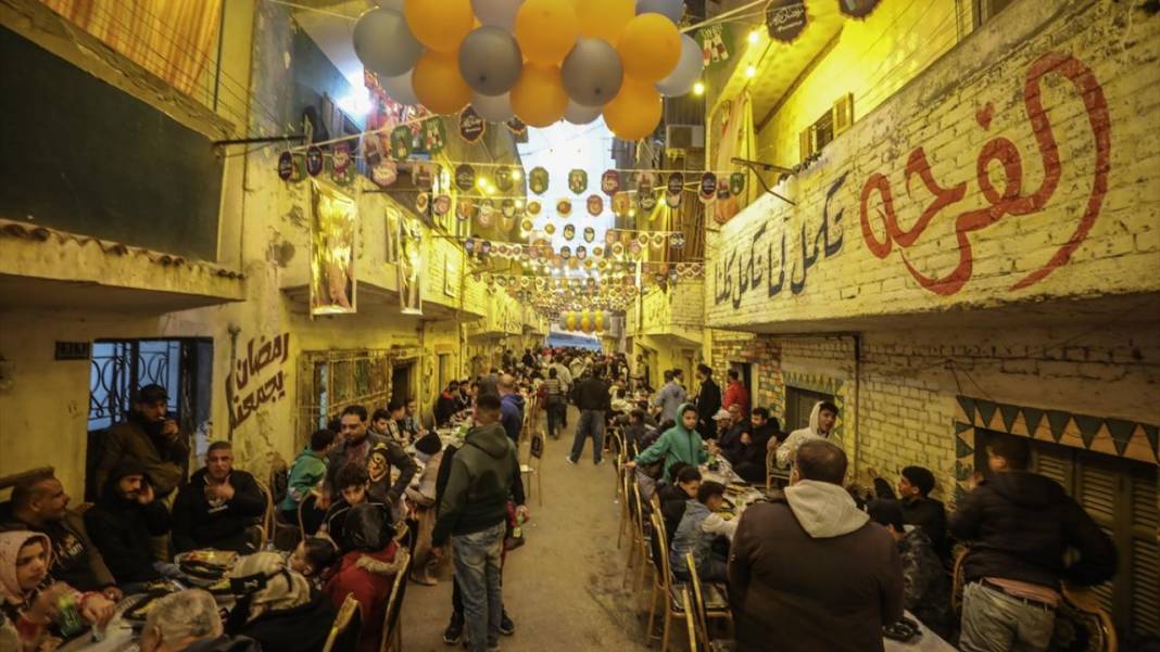 Mısır'ın başkenti Kahire’de binlerce kişiyle sokak iftarı 10