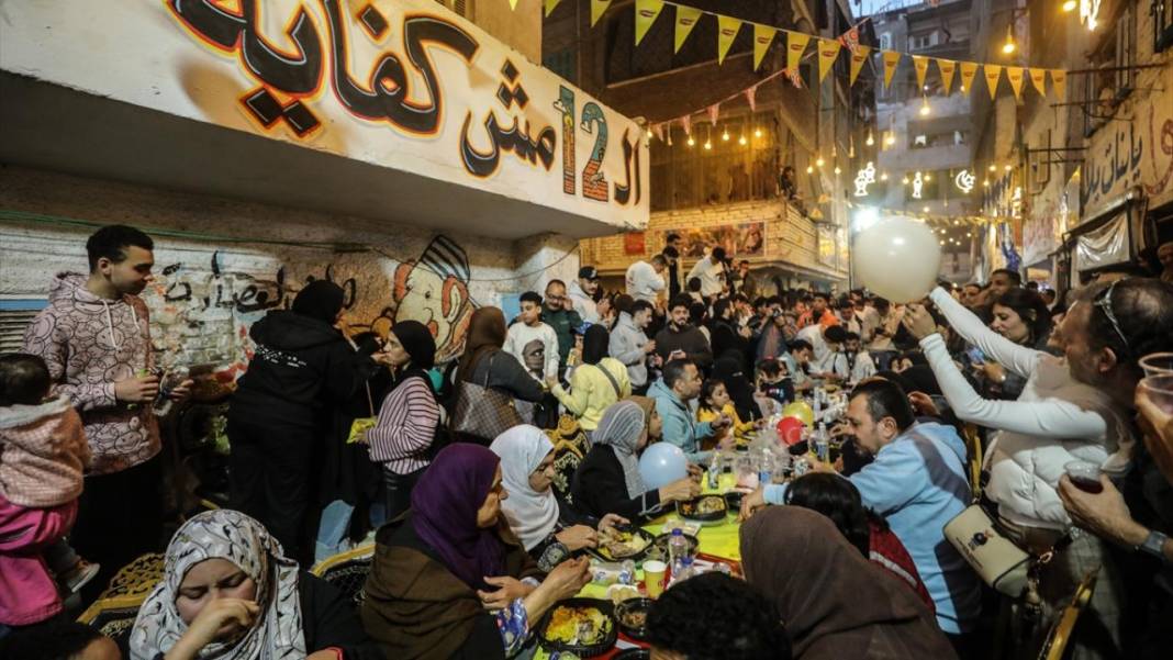 Mısır'ın başkenti Kahire’de binlerce kişiyle sokak iftarı 11