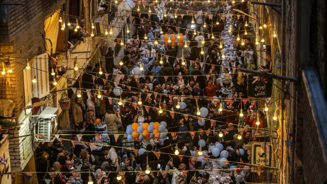 Mısır'ın başkenti Kahire’de binlerce kişiyle sokak iftarı 12