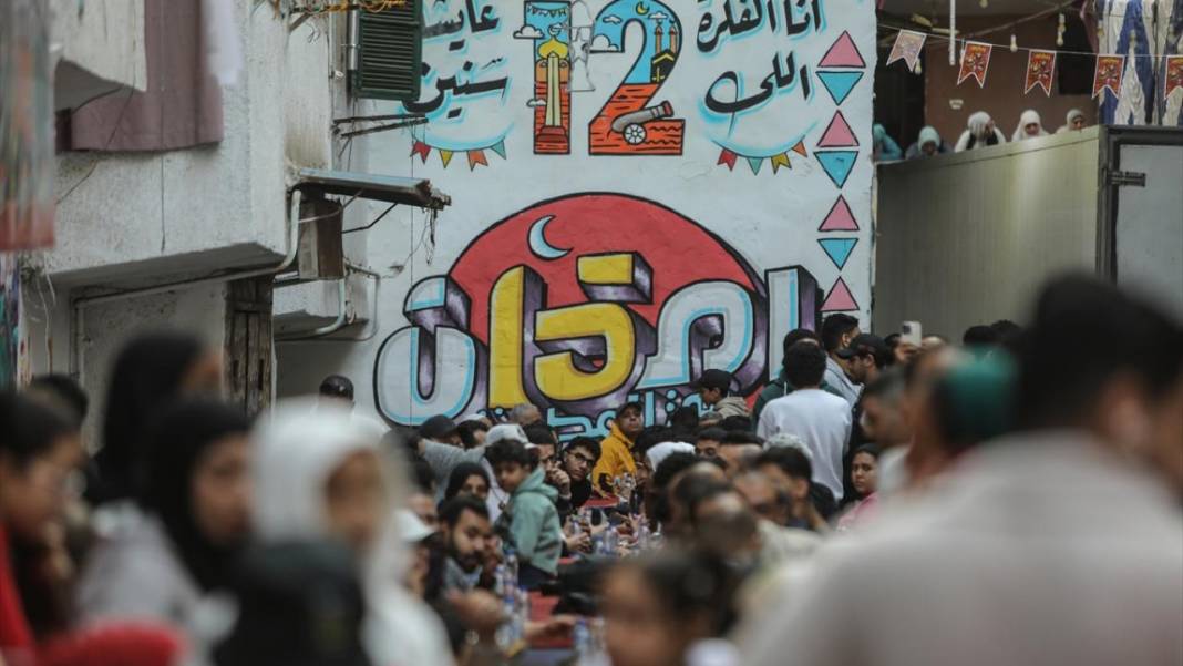 Mısır'ın başkenti Kahire’de binlerce kişiyle sokak iftarı 13