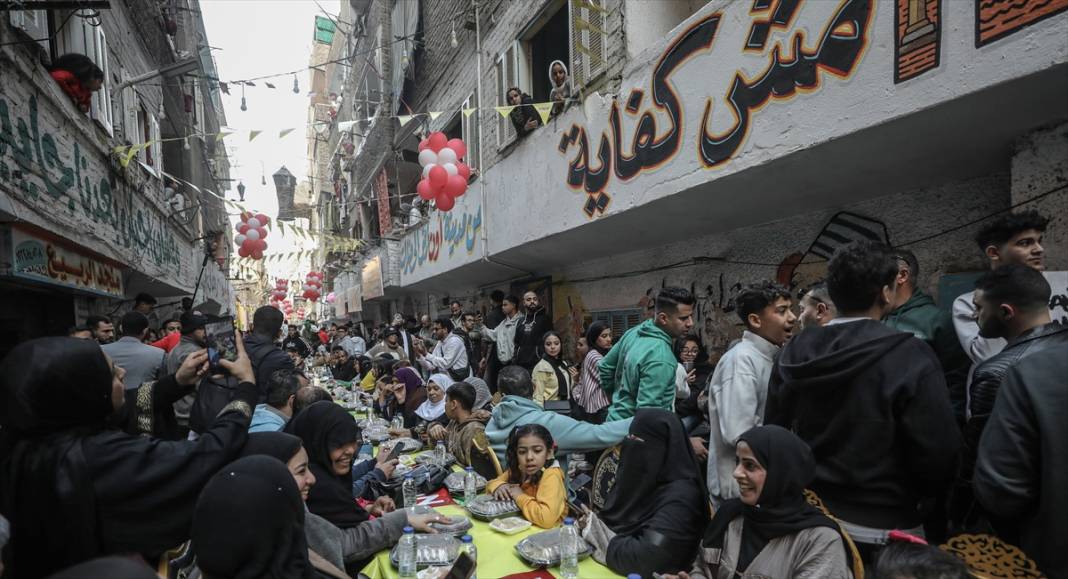 Mısır'ın başkenti Kahire’de binlerce kişiyle sokak iftarı 15