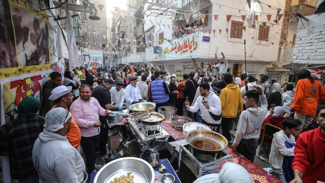 Mısır'ın başkenti Kahire’de binlerce kişiyle sokak iftarı 2
