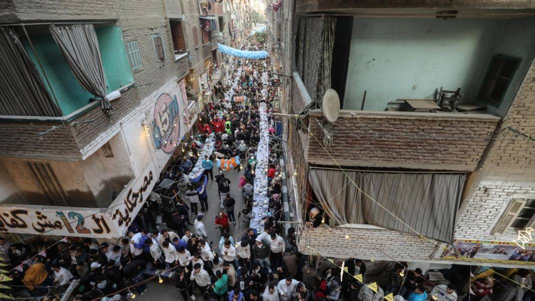 Mısır'ın başkenti Kahire’de binlerce kişiyle sokak iftarı 3