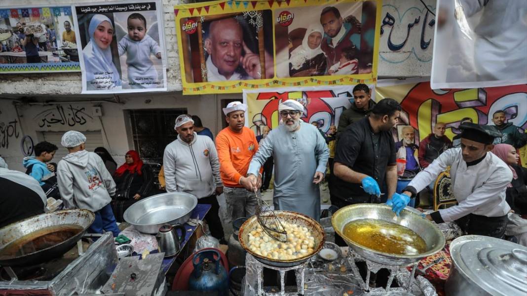 Mısır'ın başkenti Kahire’de binlerce kişiyle sokak iftarı 4