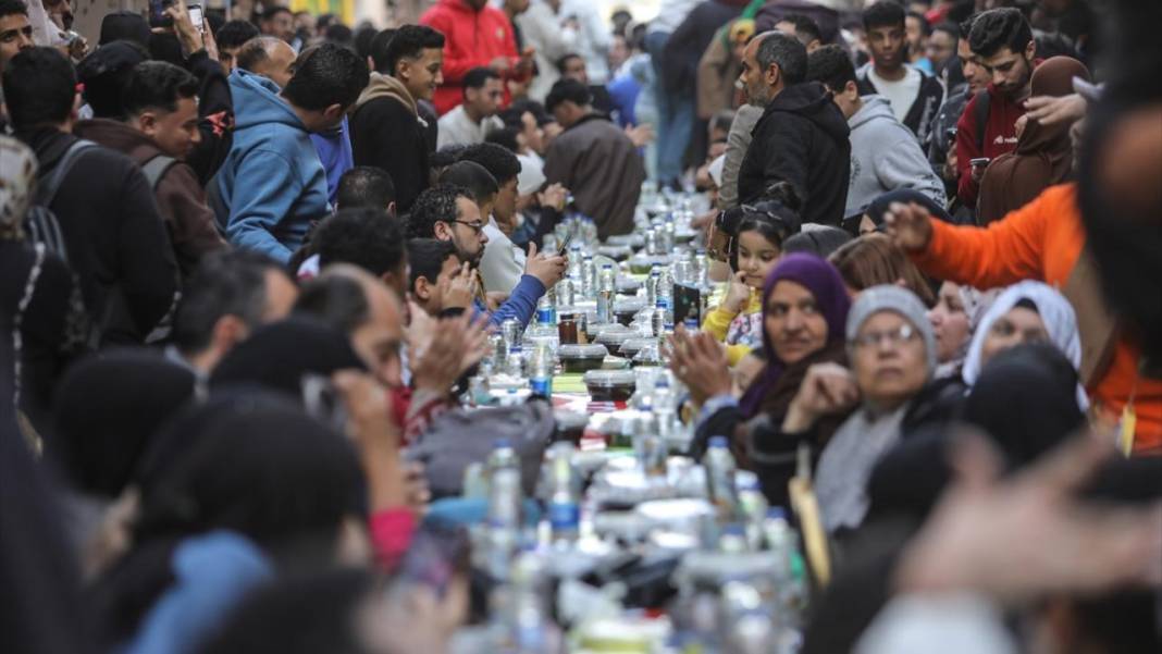 Mısır'ın başkenti Kahire’de binlerce kişiyle sokak iftarı 5