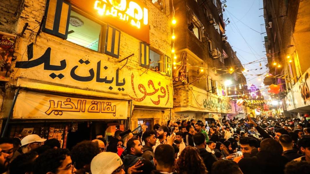 Mısır'ın başkenti Kahire’de binlerce kişiyle sokak iftarı 7