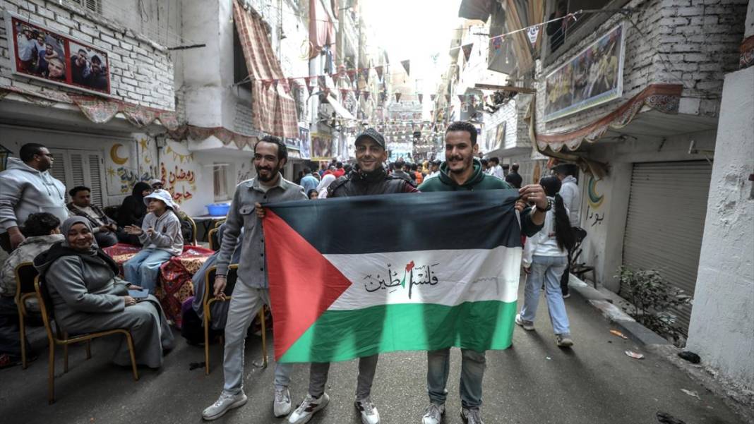 Mısır'ın başkenti Kahire’de binlerce kişiyle sokak iftarı 8