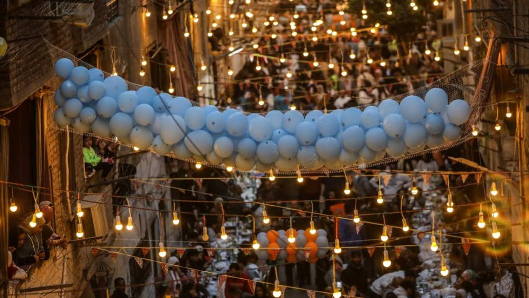 Mısır'ın başkenti Kahire’de binlerce kişiyle sokak iftarı 9