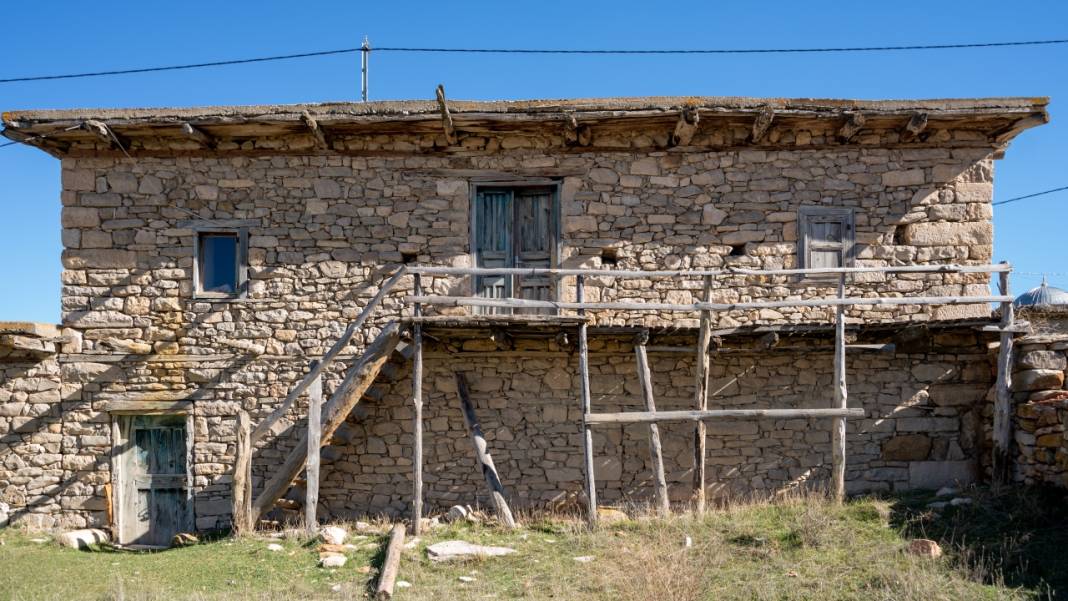 Beğiş'in asırlık taş evleri 3