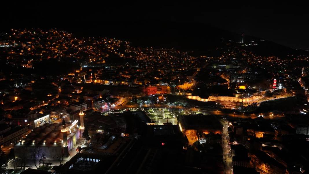 400 yıllık gelenek Ulu Cami’de mahya ile mesaj: Zekat berekettir 10