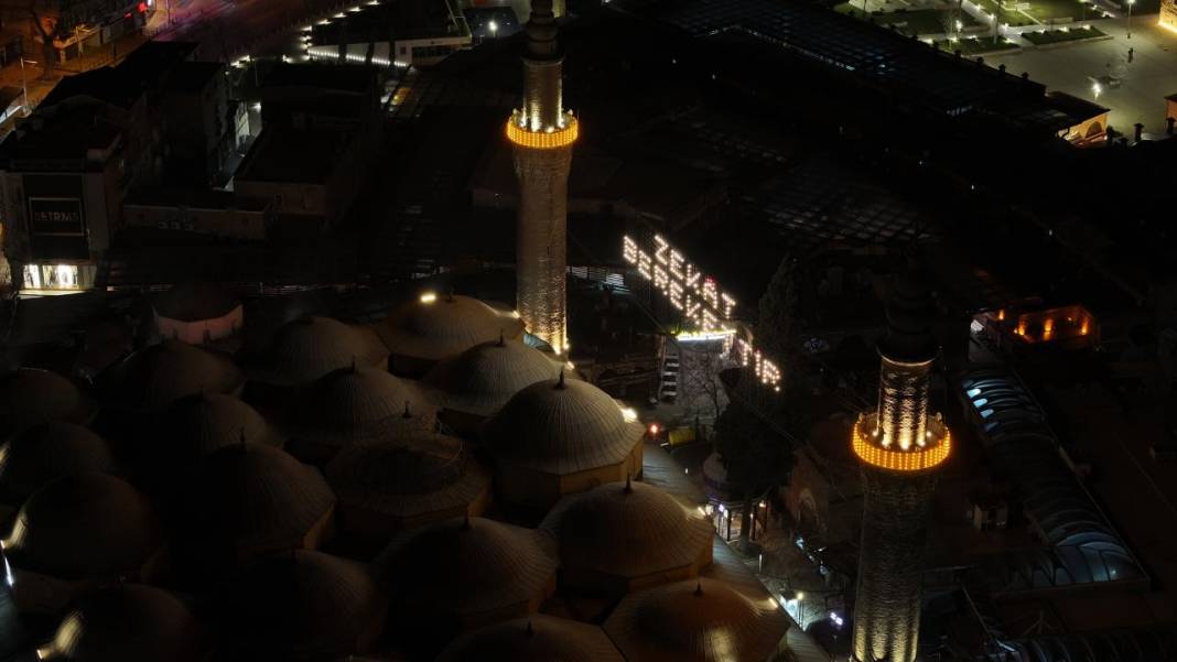 400 yıllık gelenek Ulu Cami’de mahya ile mesaj: Zekat berekettir 14