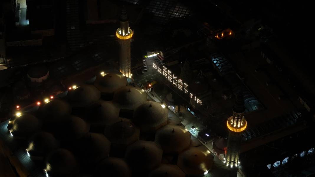 400 yıllık gelenek Ulu Cami’de mahya ile mesaj: Zekat berekettir 16