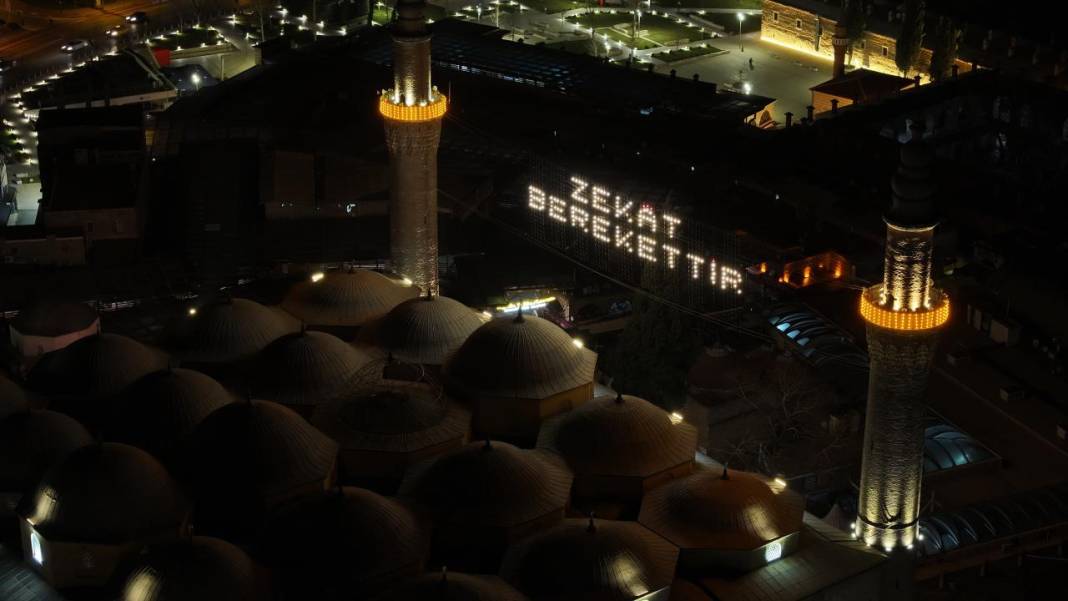 400 yıllık gelenek Ulu Cami’de mahya ile mesaj: Zekat berekettir 2