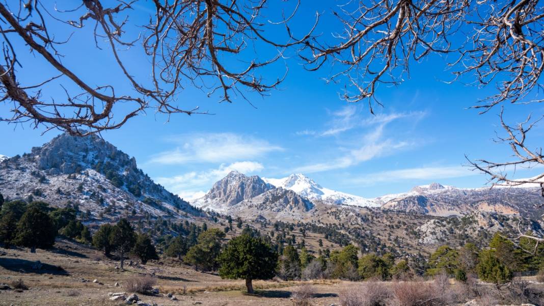 Beydağları'nın bir yanı kış, bir yanı ilkbahar 10