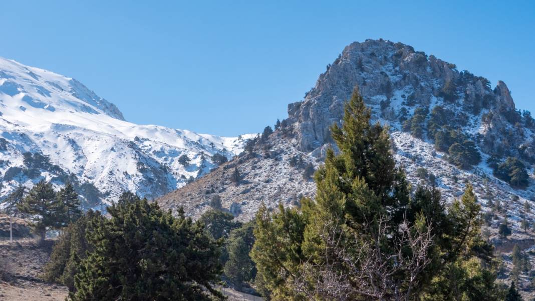 Beydağları'nın bir yanı kış, bir yanı ilkbahar 4
