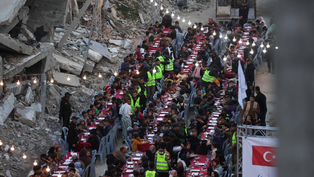 Gazze'de yerinden edilen Filistinliler için iftar düzenlendi 1