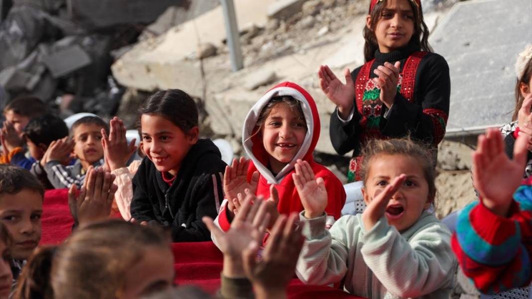 Gazze'de yerinden edilen Filistinliler için iftar düzenlendi 10