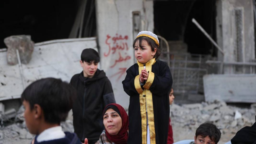 Gazze'de yerinden edilen Filistinliler için iftar düzenlendi 11