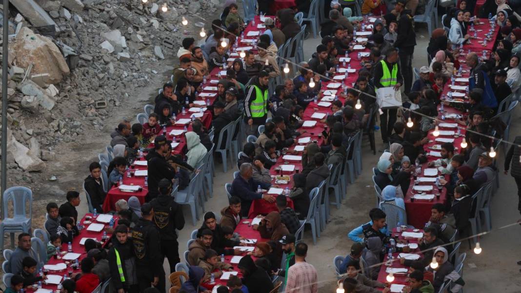 Gazze'de yerinden edilen Filistinliler için iftar düzenlendi 16