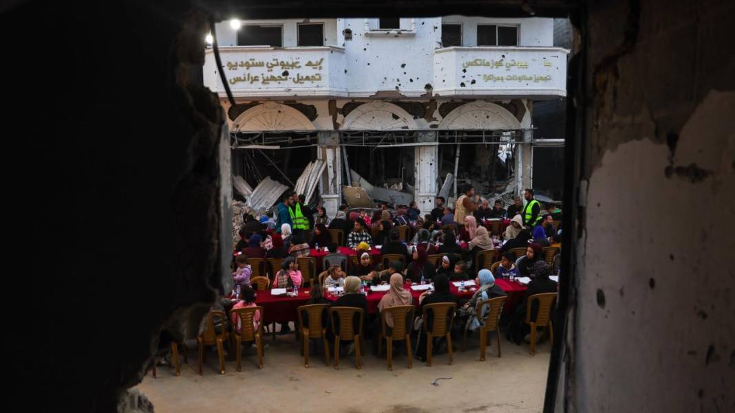 Gazze'de yerinden edilen Filistinliler için iftar düzenlendi 2
