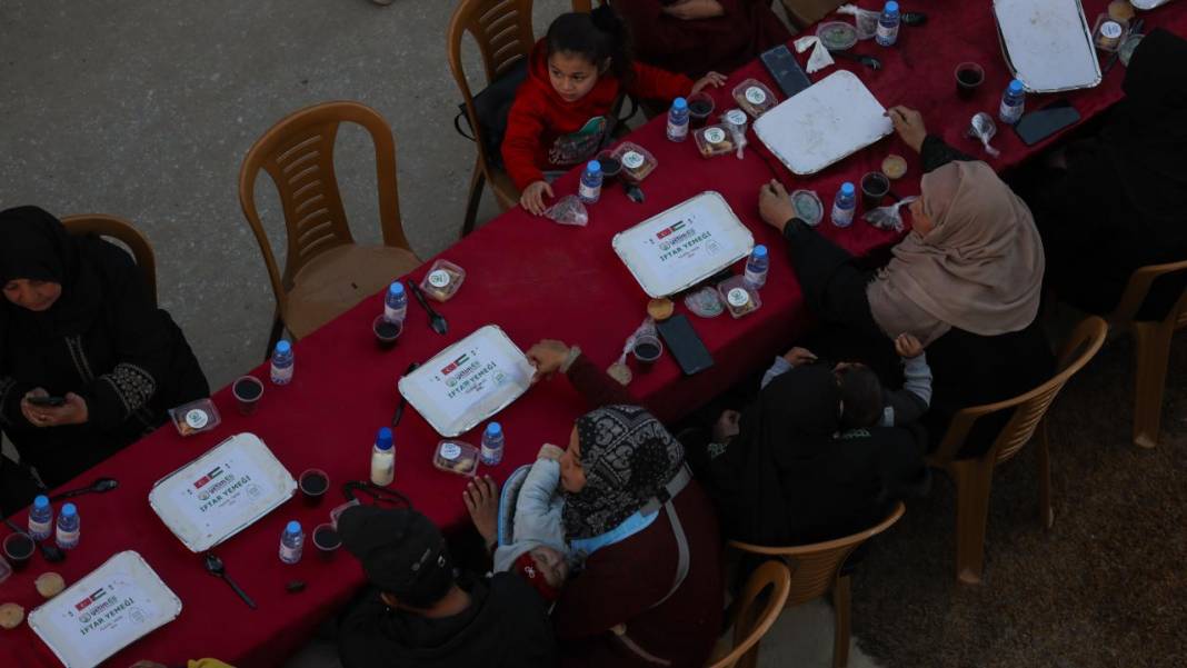 Gazze'de yerinden edilen Filistinliler için iftar düzenlendi 4