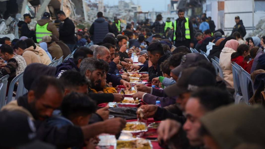 Gazze'de yerinden edilen Filistinliler için iftar düzenlendi 5