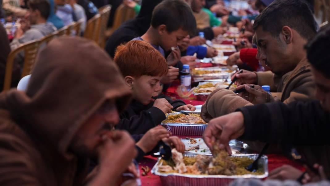 Gazze'de yerinden edilen Filistinliler için iftar düzenlendi 6