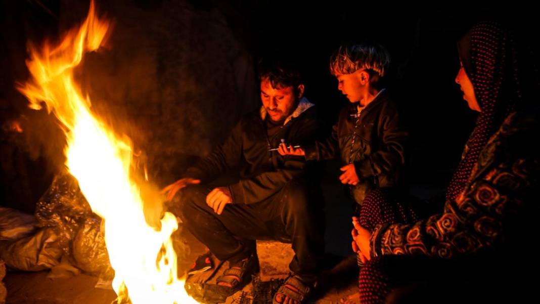 Gazzeliler ayakları çorapsız, ateşin etrafında ısınmaya çalışıyor 10