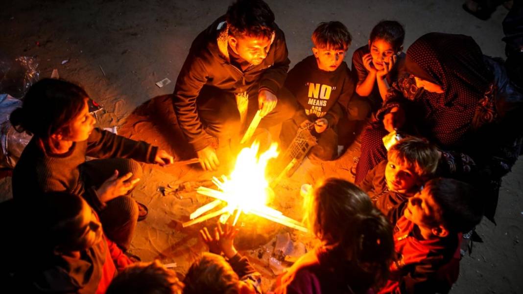 Gazzeliler ayakları çorapsız, ateşin etrafında ısınmaya çalışıyor 11