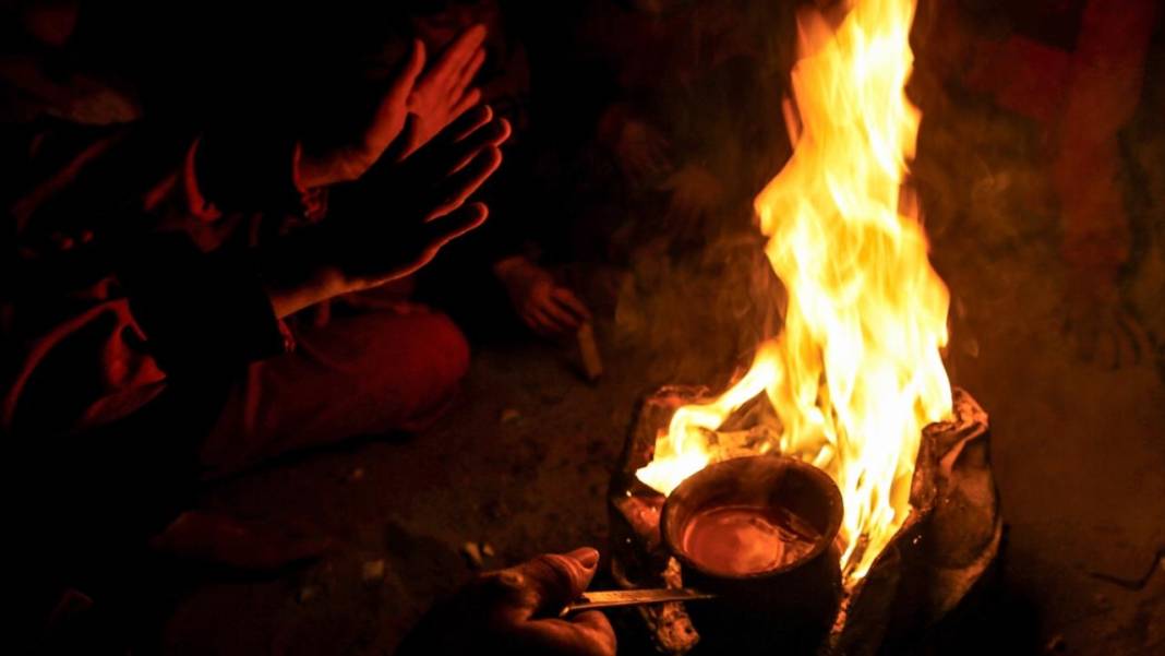 Gazzeliler ayakları çorapsız, ateşin etrafında ısınmaya çalışıyor 12