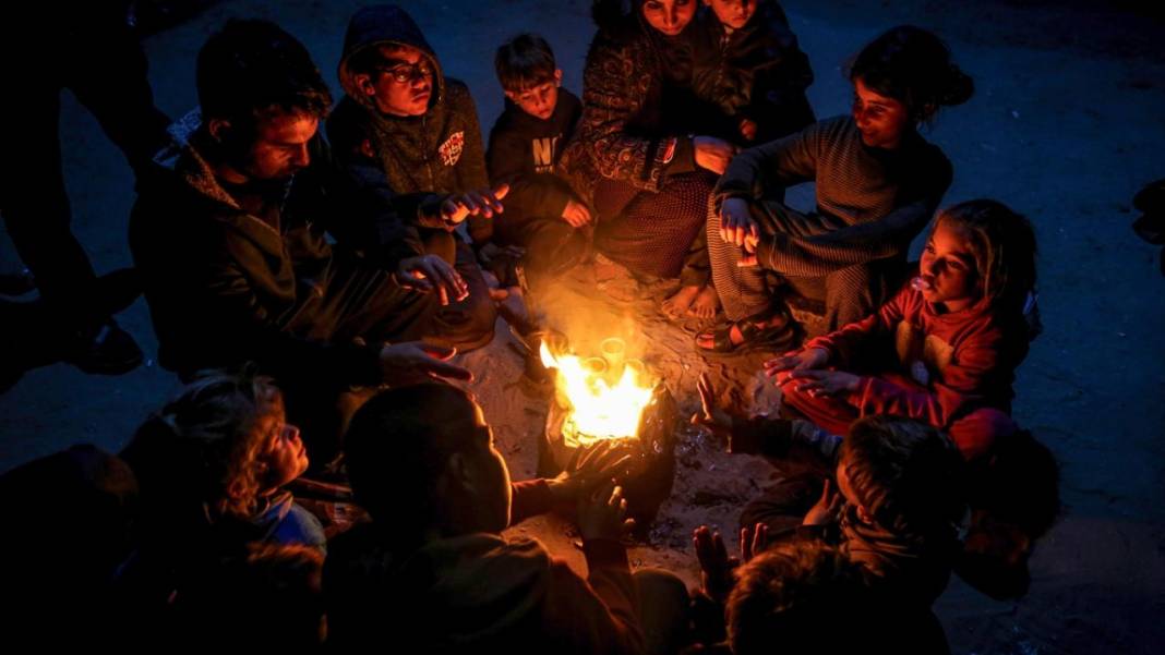 Gazzeliler ayakları çorapsız, ateşin etrafında ısınmaya çalışıyor 13