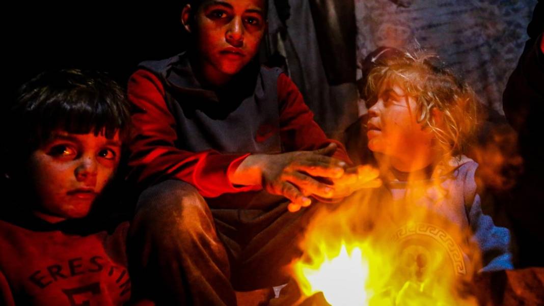 Gazzeliler ayakları çorapsız, ateşin etrafında ısınmaya çalışıyor 14