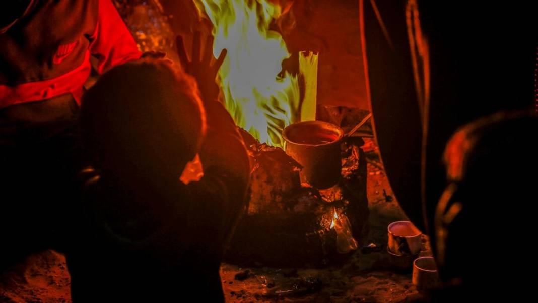 Gazzeliler ayakları çorapsız, ateşin etrafında ısınmaya çalışıyor 2