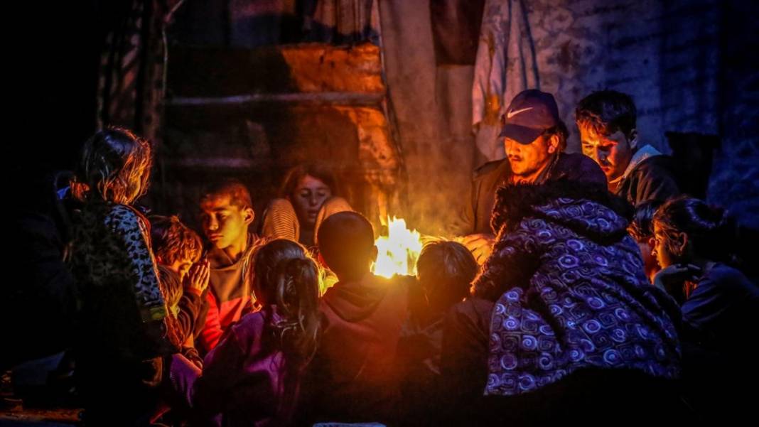 Gazzeliler ayakları çorapsız, ateşin etrafında ısınmaya çalışıyor 3