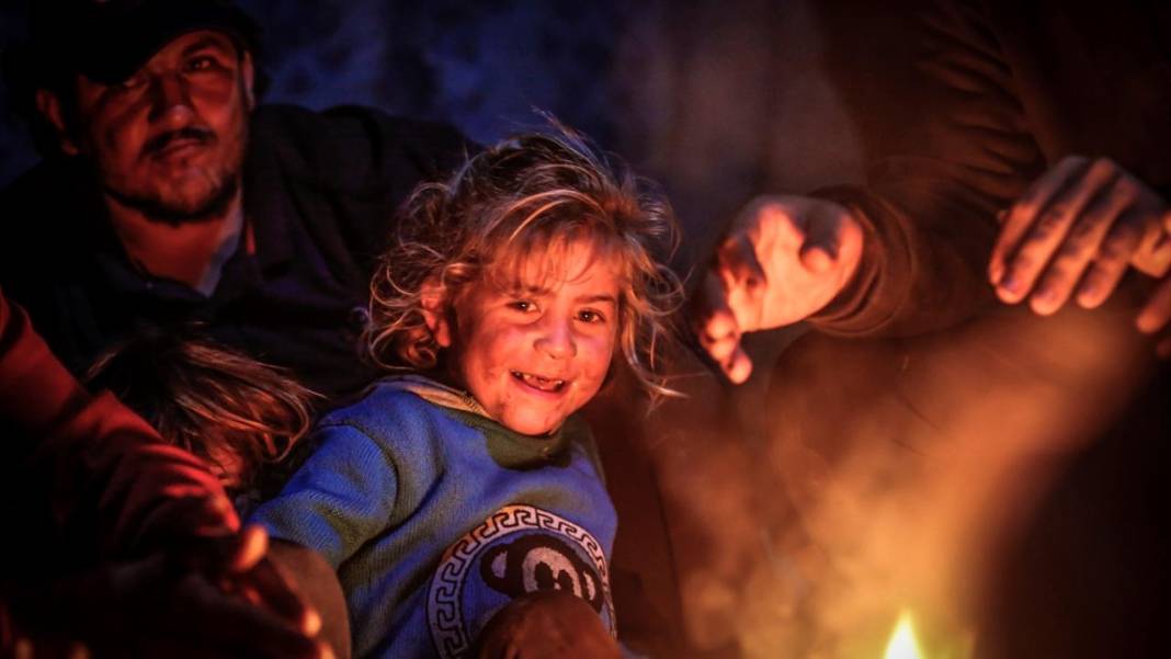 Gazzeliler ayakları çorapsız, ateşin etrafında ısınmaya çalışıyor 5