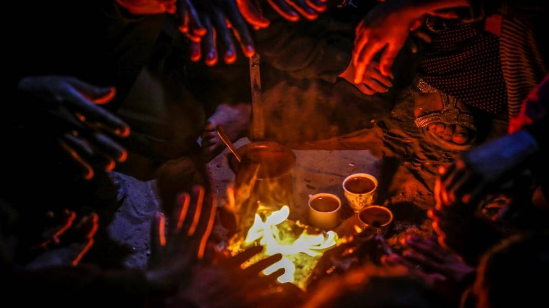 Gazzeliler ayakları çorapsız, ateşin etrafında ısınmaya çalışıyor 6