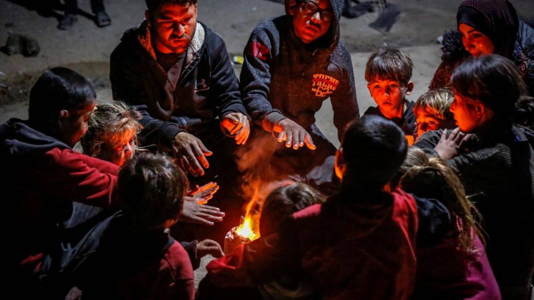 Gazzeliler ayakları çorapsız, ateşin etrafında ısınmaya çalışıyor 7
